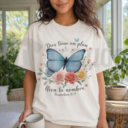 Mariposa Dios Tiene Un Plan Tee – Camiseta Cristiana Con Diseño De Fe