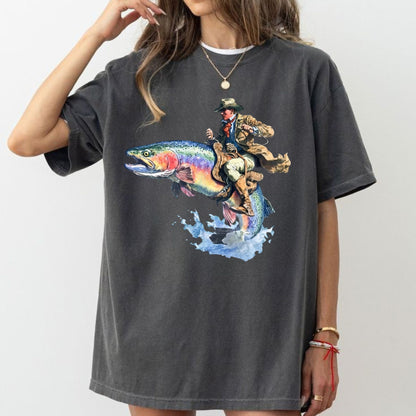 Comfort Colors® "Giddy Up, Rainbow!" Trout Rodeo T-Shirt – Funny Western Fishing Graphic Tee, Rainbow Trout Cowboy Hat Shirt, Retro Angler Gift