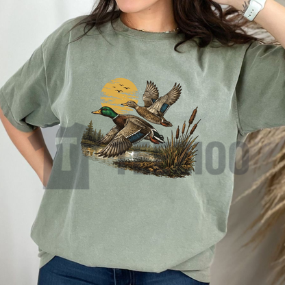 Vintage Flying Mallard Duck Hunting Retro Comfort Colors T-Shirt