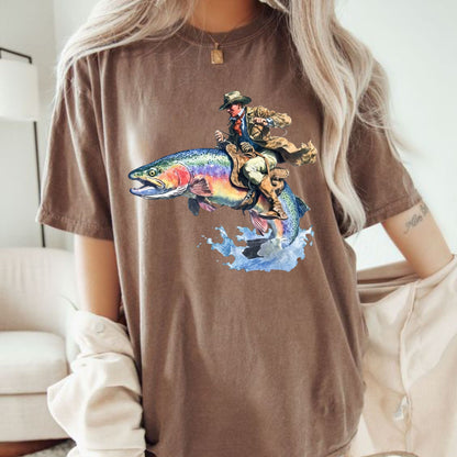 Comfort Colors® "Giddy Up, Rainbow!" Trout Rodeo T-Shirt – Funny Western Fishing Graphic Tee, Rainbow Trout Cowboy Hat Shirt, Retro Angler Gift - Teezioo