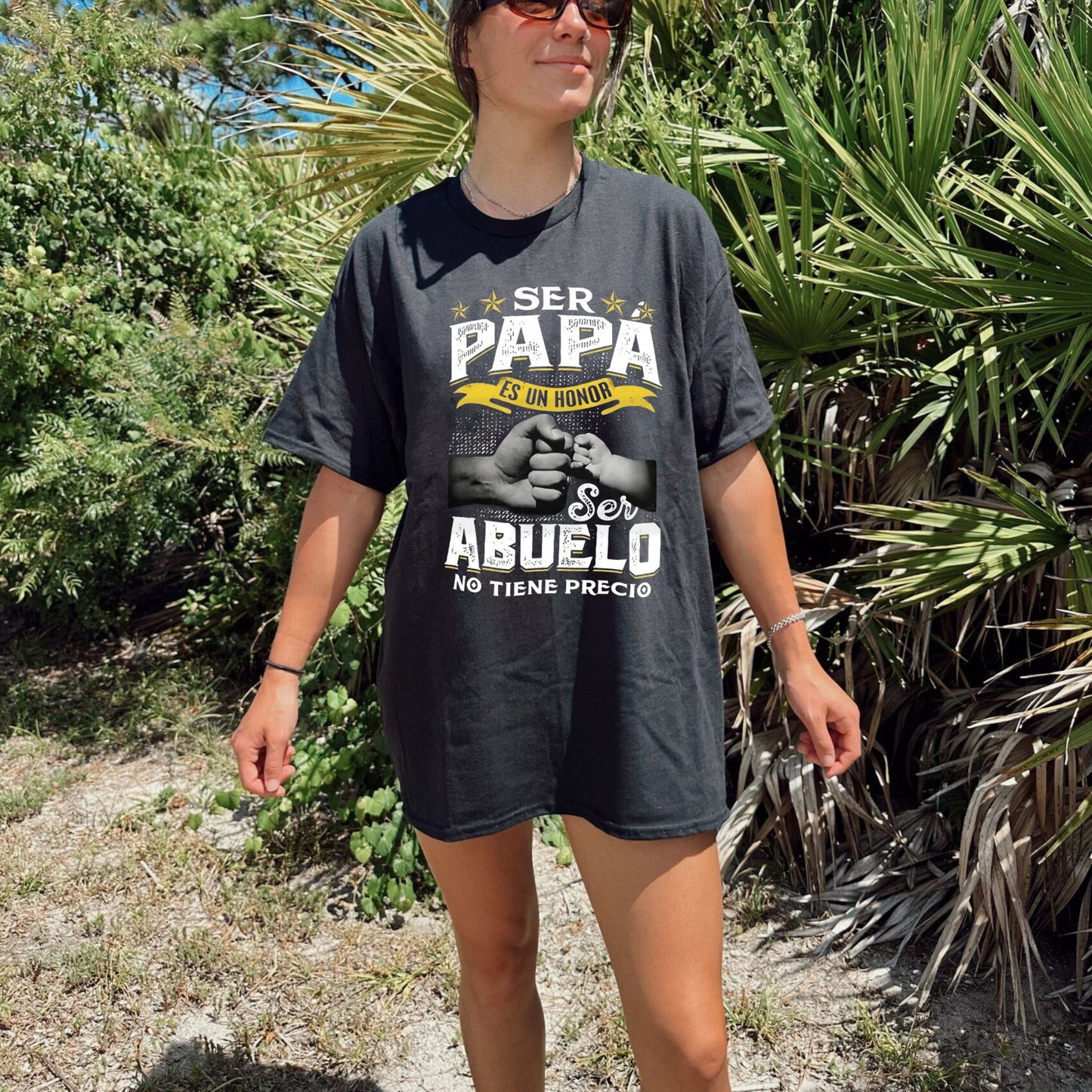 Ser Papa Es Un Honor Abuelo No Tiene Precio Tee – Funny Spanish Father's Day Graphic T-Shirt for Dad & Grandpa - Teezioo