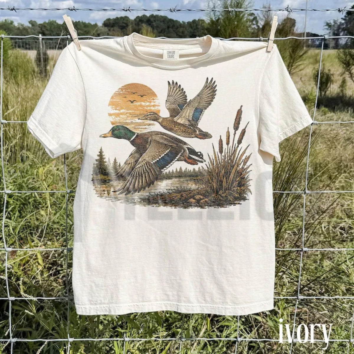 Vintage Flying Mallard Duck Hunting Retro Comfort Colors T-Shirt - Teezioo